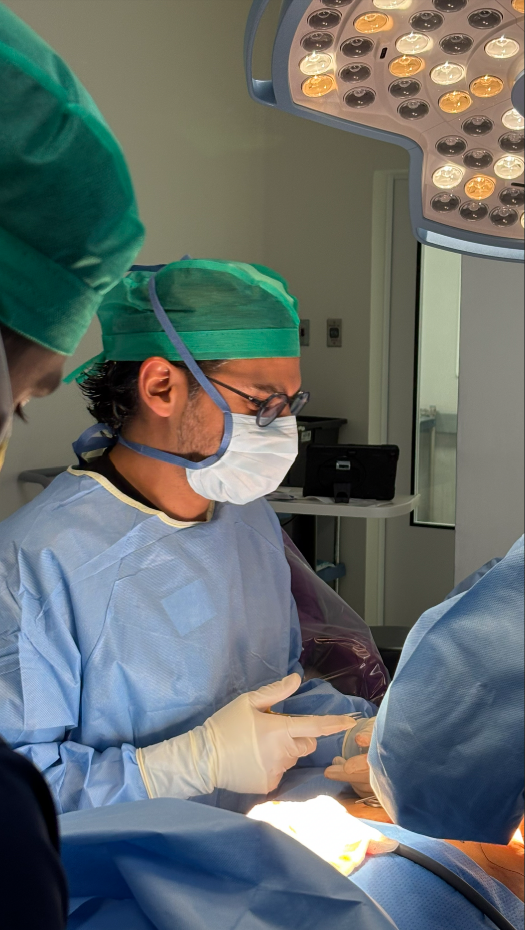 Dr. Vieyra frente al robot quirúrgico.