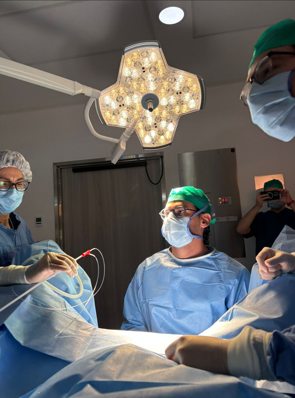 Dr. Vieyra en quirófano durante cirugía.